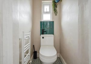 Contractor Heaven! Chic and Cosy Derby House!