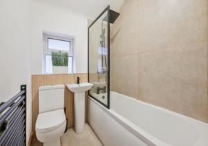 Contractor Heaven! Chic and Cosy Derby House!