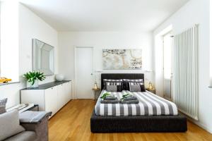 COSY and CHIC to the LAKE