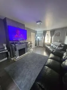 house with hot tub - 西部德比