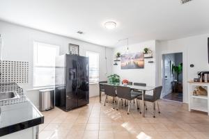 Sunny & Spacious 2BD 1BA WFH Apt-Huge Yard & Patio