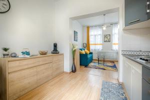 Studio with Terrace - Train Station 2 min away