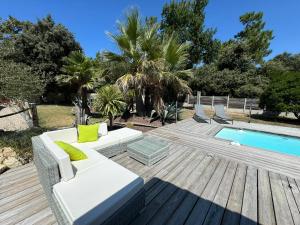 Dépendance avec piscine et spa partagés - plage 130 m
