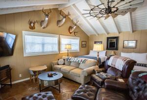 Combined Cabin Escape w BBQ Fire Pit