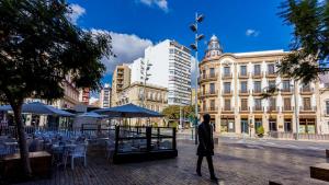 Almería Centro- Piso Reformado, Exterior, WiFi, a 1 minuto de Puerta Purchena
