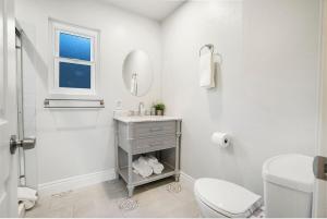 Large 5BR Family Haven w Sports court Game Room Backyard