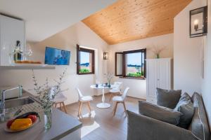 I Gelsi 12&2 by Marche Holiday Villas