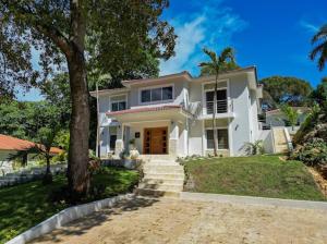 Modern 6 Br Villa With Hot Tub