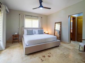 Modern 6 Br Villa With Hot Tub