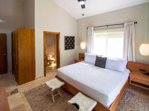 Modern 6 Br Villa With Hot Tub