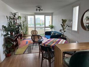 Appartement 3 pièces avec parking couvert gratuit.