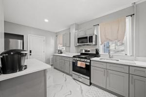 Spacious Stay Near EWR And NYC Mins to Train