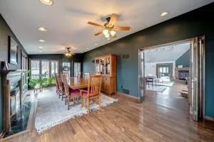 Upscale 4 Fireplaces Fire Pit & Pool Access - Baxter