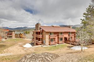 Cozy Winter Park Condo with Hot Tub and Shuttle!