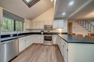 Secluded Retreat w Hot Tub, FirePit & Pool Access