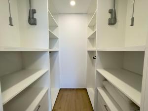 Malberry Park 101 - Modern 2bedroom Apt with Shared Heated Pool, Sauna, Gym, Jacuzzi