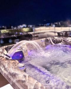 Malberry Park 101 - Modern 2bedroom Apt with Shared Heated Pool, Sauna, Gym, Jacuzzi