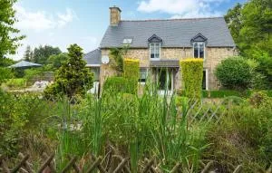 Gorgeous Home In Noyal-Sous-Bazouges - 埃皮尼亚克