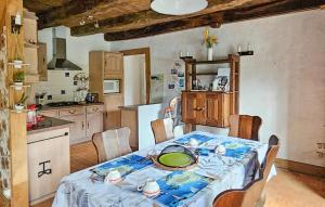 Maisons de vacances Gorgeous Home In Noyal-Sous-Bazouges : photos des chambres