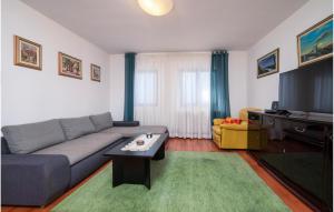 Two-Bedroom Apartment In Pula