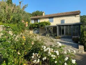 Guest house with tennis court - Le Rouret