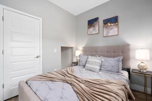 SUPER COOL - SLEEPs 17 - NEWLY BUILT & NEAR PARKs