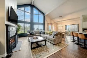 King Beds with Hot Tub Arcade & Golf Course View - Clear Spring