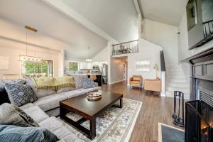 King Beds with Hot Tub Arcade & Golf Course View