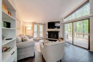 Cozy w Fireplace Fire Pit Wifi & Pool Access