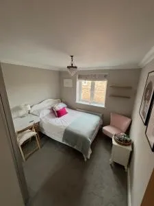 Cosy room near Poole, Dorset - 温伯恩大教堂