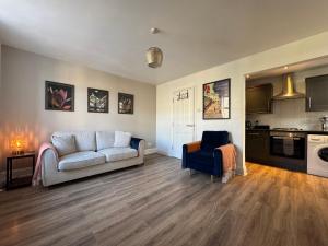 Large Town Centre Apartment - Long & Short term available