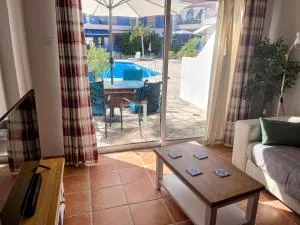 Family-Friendly 2BR Poolside Apartment with Terrace, Universal Area - Koloni
