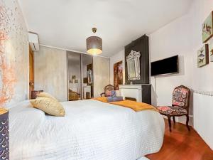 Appartements Chez Jeanine - Charmant T3 avec patio fleuri : photos des chambres