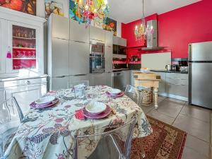 Appartements Chez Jeanine - Charmant T3 avec patio fleuri : photos des chambres