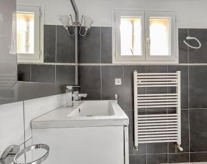 Appartements Chez Jeanine - Charmant T3 avec patio fleuri : photos des chambres