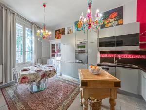 Appartements Chez Jeanine - Charmant T3 avec patio fleuri : photos des chambres