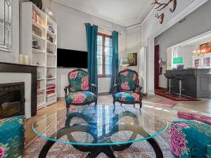 Appartements Chez Jeanine - Charmant T3 avec patio fleuri : photos des chambres