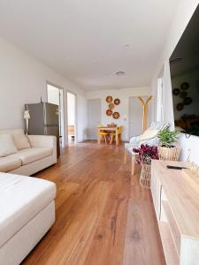 Sunny Double Bedroom With Garden View