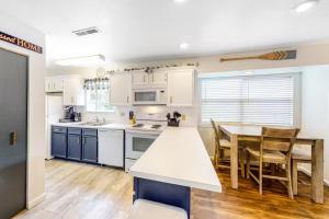 The Cove 21-3 By SDC, Big Deck, Pool, Hot Tub, By Lake, No Stairs