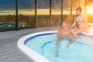 Applause Hotel Calgary Airport by CLIQUE