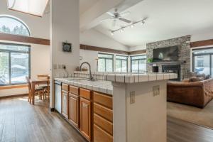 Silverbear #41 - 2 Bedrm + Loft 3 Bathrm 12 block to Canyon Lodge! Slps 8