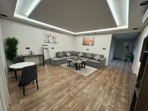شقة بتصميم فندقي ومدخل سيارة - ‘Uyūn al Qasīm