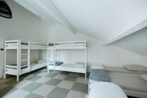 Maisons de vacances La Donaclaudre - Hebergement de groupe en pleine nature, ideal pour tous vos sejours ! 63 couchages - 2 grandes salles - Salle de jeux - Cuisine professionnelle - Accessible facilement - Localisation attractive -Proche Paris & Disney : photos des chambres