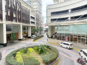 San Lorenzo Place Mall & Residences Tower 3 by Magallanes MRT station Makati - Appartamenti, Manila