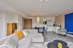 Ruim 2 slaapkamer appartement met parking nabij NAVO