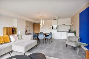 Ruim 2 slaapkamer appartement met parking nabij NAVO