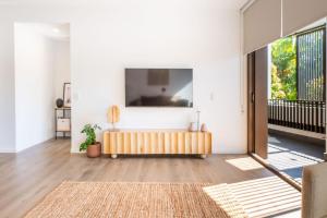 Soleil on Jonson - Luxury Byron Bay Apartment with Rooftop Pool, Balcony, 2 Bedrooms Above Light Years & Pixie