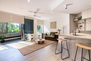 Soleil on Jonson - Luxury Byron Bay Apartment with Rooftop Pool, Balcony, 2 Bedrooms Above Light Years & Pixie