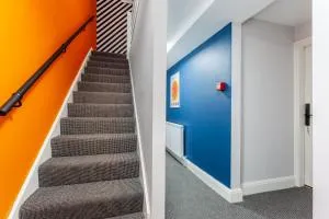 Ashton Getaway Sleeps 14 Free Parking - 斯塔利桥