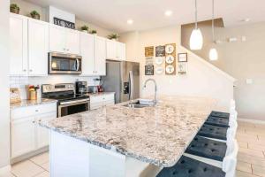 SUPER CHIC - 4 Bedroom TOWNHOME IN DISNEY AREA